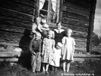 Ponkkala(13)  Ponkkalan sisarukset ja äiti: Alli (27.1.1938 - 5.1.1961) sylissään Jaakko (s. 1951), äiti Martta Ponkkala (o.s. Nieminen, 7.11.1915 - 1.8.1970), edessä Antero (s. 1946), Kaarina (s. 1943), Sirkka-Liisa (s. 1949) ja Eila (25.3.1941 - 20.8.2010) kotinsa Ponkkalan vanhan talon (purettu 1984) vierellä.
