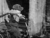 Ponkkala(14)  Jaakko Ponkkala (s. 1951) ajaa polkupyörällä kotinsa Ponkkalan vanhan talon (purettu 1984) rappusten edessä