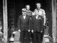 Ponkkala(15)  Edessä vasemmalla Veikko (s. 1952) ja oikealla Jaakko Ponkkala (s. 1951) ripillepääsypäivänään, takana vanhemmat sisarukset Eila  (25.3.1941 - 20.8.2010) ja Antero (s. 1946) kotinsa Ponkkalan vanhan talon (purettu 1984) portailla.