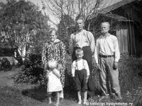 Ponkkala(18)  Ponkkalan perhe: äiti Martta (o.s. Nieminen, 7.11.1915 - 1.8.1970) edessään Alli (27.1.1938 - 5.1.1961), keskellä isä Sulo (7.7.1911 - 17.6.1952) edessään Esko (s. 1934), oikealla Sulon veljenpoika Martti Ponkkala.