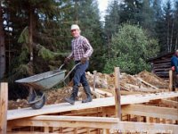 Ponkkala(2)  Voitto Nieminen (s. 1945) työntää kottikärryjä talonrakennustalkoissa Ponkkalassa, oikealla isäntä Antero Ponkkala (s. 1946).