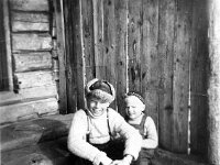 Ponkkala(20)  Kotinsa Ponkkalan vanhan talon (purettu 1984) portailla istumassa veljekset Antero (s. 1946) karvahattu päässä ja Veikko (s. 1952) Ponkkala