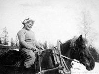 Ponkkala(21)  Reen eteen valjastetun Manu-hevosen selässä poseeraa Alli Ponkkala (27.1.1938 - 5.1.1961), takanaan kotinsa Ponkkalan vanha talo