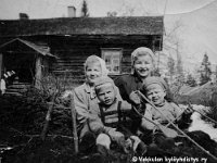 Ponkkala(49)  Sisarukset Kaarina (s. 1943, vasemmalla) ja Eila (25.3.1941 - 20.8.2010) sekä Veikko (s. 1952) ja Jaakko (s. 1951) Ponkkala istuvat Manu-hevosen reessä, ohjakset lasten käsissä, takana kotinsa Ponkkalan vanha talo