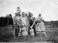Ponkkala(6)  Edessä vasemmalta sisarukset Esko (s. 1934) ja Alli (27.1.1938 - 5.1.1961) Ponkkala, toinen vasemmalta Lamminmäen eli Rohjulan emäntä Olga Salonen (os.s Huusko, 15.10.1876 - 6.3.1961, ei sama kuin Lyyti Salosen sisko), loput tunnistamattomia, takana riukuaitaa
