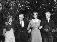 Image10  Vasemmalta hyvänä laulajana muistettu Lyyli Reijonen (s. n. 1920, myöhemmin Vainio) Lepsalasta (myöhempi nimi Järvenpää), Heikki Nieminen Huiskulasta, Olga Ahlgren (o.s. Peltonen,12.4.1901 - 12.1.1986) Kerpolasta ja Lyylin veli Arvi Reijonen Lepsalasta seisovat työväentalon pihalla näytelmäharjoituksissa,