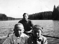 Image11  Voitto (s. 1945), Eino (s. 1947) ja Kalevi (s. 1938, soutamassa) Nieminen soutelemassa Saarijärven Kirveslahdella.