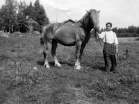 Image12  Kalle Blom (6.3.1907 -  23.9.1968) Pollilasta ja orinsa Jahti.
