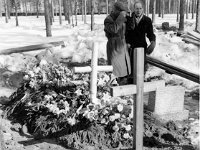 Image16  Pollilan Iitan (= Ida Blomin 23.12.1902 - 1.4.1960) haudalla seisovat Kalle Blom (6.3.1907 -  23.9.1968) ja Oskar Blom (15.1.1879 - 5.5.1962)