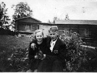 Image17  Tyyne ja Usko Töyrylä Silmälän pihassa,