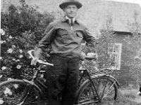 Image18  Otto Salminen (Pallilan Väiskin vaimon veli, 10.6.1891 - 2.9.1959) polkupyörän kanssa,