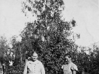 Image19  Olga Salonen (o.s Huusko, 15.10.1876 - 6.3.1961) eli Lamminmäen Olga eli Rohjulan Olga sekä  Maija Salonen ja tämän lapsi Esko Salonen seisovat pihalla