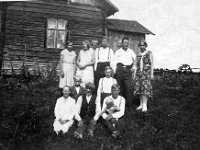 Image3  Lyytisiä talon / mökin edustalla