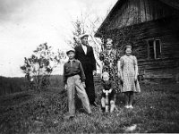 Image6  Heikki, Alli, Kalevi ja Pentti Nieminen Huiskulasta, ynnä tunnistamaton.