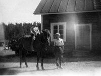 Image8  Eino Nieminen Lahja-hevosen selässä sekä Ritva Virtanen Keskisen kaupalla