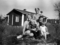 Laitinen(11)  Oikealla Marjatta Laitinen sylissään tyttärensä Marja-Liisa , vasemmalla Marjatan serkku Helvi Berg sylissään Marjatan poika Seppo, takana Yrjö Tihtari