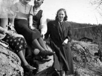 Laitinen(19)  Keskellä Marjatta ja Oskari Laitinen