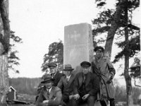 keskinen(18)  Helsingin-matkallaan Ali Oksala (takana vasemmalla), Kalle Oksala (22.8.1889 - 6.3.1968), Viljo Värelä, Jaakko Värelä ja tunnistamaton mies (oikealla) muistomerkillä, jossa teksti: Suomen Vapaussodan Anianpellon taistelu 17 -18.4.1918.
