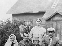 keskinen(19)  Keskisen pihassa oikealta kauppiaspariskunta Kalle (22.8.1889 - 6.3.1968) ja Tyyne Oksala (10.2.1894 - 23.5.1974), huivipäiset sisarukset Erika Järvinen ja Tyynen äiti Liita, lapset edessä Eero Oksala (1.2.1921 - 12.4.2002) ja takana Kalle Oksala