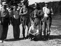 keskinen(23)  Vasemmalta Lauri Helminen Korpilahdelta, Yrjö Leander Koskinen, Olavi Virtanen, Eero Oksala (1.2.1921 - 12.4.2002) ja Kalle Oksala (22.8.1889 - 6.3.1968), lapsi edessä Eeron poika Erkki Oksala.
