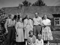 keskinen(7)  Vasemmalta kauppiaspariskunta Kalle (22.8.1889 - 6.3.1968) ja Tyyne Oksala (10.2.1894 - 23.5.1974), heidän miniänsä Anna-Liisa Oksala (o.s. Hakuni, 22.3.1926 - 23.4.2013) ja poikansa Eero Oksala  (1.2.1921 - 12.4.2002), oikealla Sirkka Järvinen (myöhemmin Suomalainen). Edessä Senja Järvinen ja Anna-Liisan ja Eeron poika Erkki Oksala Keskisen pihalla