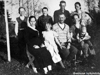 4  Perhekuva: Eturivissä vasemmalta Roosa (kutsumanimi Ruusa) Huusko (o.s. Syrjälä, 2.5.1889 - 20.3.1964), nuorin tyttärensä Kerttu Huusko (myöhemmin Ilmonen, s. 24.6.1928), Ruusan aviomies Timo Huusko (8.5.1888 - 22.6.1981), vanhin tytär Elma Savander (o.s. Huusko, s.1914) ja Elman sylissä hänen vanhin poikansa Kauko (s. 1937). Takarivissä oikelta tytär Ilmi (myöhemmin Rokkanen, s. 1.9.1916), poika Timo Herman (5.5.1912 - 22.7.1997), sitten Huuskojen kasvattipoika Arttu Ottelin ja poika Niilo Huusko (s. 14.12.1921)