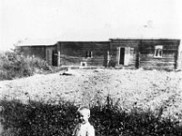 6  Niilo Huusko (s. 1921), takanaan kotinsa Killilän vanha talo (purettu n. 1962).Niilo Huusko (s. 1921), takanaan kotinsa Killilän vanha talo (purettu n. 1962).