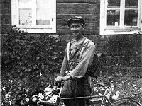 9  Postinkantaja Timo Huusko (8.5.1888 - 22.6.1981)polkupyörineen Alangon kaupan luona lähdössä viemään postia Vekkulaan