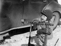 Image16  Kari Ilmonen (s. 19.2.1955) seisoo kotinsa Killilän pihassa potkukelkkaan nojaten,