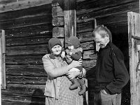 Image17  Killilän portailla isotäti Olga Salonen (o.s. Huusko) eli Rohjulan Olga eli Lamminmäen Olga pitää Kari Ilmosta  (s. 19.2.1955) sylissä, vieressä Karin isänisä Aleksi Ilmonen