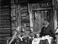 Image18  Kotinsa Killilän rappusilla istumassa veljekset Aulis (s. 10.12.1947), Teuvo (s. 22.11.1949) ja Seppo (s. 12.4.1952) Ilmonen sekä naapurissa Soukan mökissä asunut isotäti (lasten äidinisän sisko) Maria Jokinen (o.s. Huusko) eli Soukan Maija.