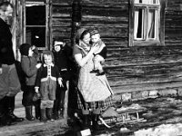 Image19  Kotinsa Killilän portailla oikealta emäntä Kerttu Ilmonen (o.s. Huusko, s. 24.6.1928) sylissään nuorin lapsensa Kari Ilmonen (s. 19.2.1955), Kertun vanhemmat lapset Aulis (s. 10.12.1947), Seppo (s. 12.4.1952) ja  Teuvo (s. 22.11.1949) Ilmonen, sekä vasemmalla poikien isänisä Aleksi Ilmonen.