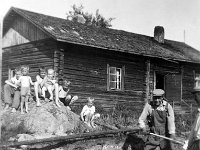 Image22  Killilän uuden talon perustuksia kaivamassa oikealla (ei näy kokonaan) isäntä Taito Ilmonen (10.4.1924 - 11.8.2005 ja veljensä Voitto Ilmonen. Ison kiven päällä istuvat työtä seuraamassa lapset vasemmalla Ristiinasta vierailulla oleva lasten serkku Jaakko Savander sekä Killilän sisarukset Kari (s. 19.2.1955), Aulis (s. 10.12.1947), Pirkko (s. 11.9.1957), Teuvo (s. 22.11.1949) ja Seppo (s. 12.4.1952) Ilmonen. Takana Killilän vanha talo (purettu n. 1962).