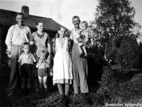 Image3  Killilän pihalla vasemmalta isäntä Taito Ilmonen (10.4.1924 - 11.8.2005), hänen vaimonsa Kerttu Ilmonen (o.s. Huusko, s. 24.6.1928), heidän lapsena Aulis (vasemmalla, s. 10.12.1947) ja Teuvo (s. 22.11.1949) Ilmonen, sekä Kertun vanhemmat Roosa (kutsumanimi Ruusa) Huusko (o.s. Syrjälä, 2.5.1889 - 20.3.1964) ja Timo Huusko (8.5.1888 - 22.6.1981) sylissään Ilmosten lapsista nuorin eli Seppo (s. 12.4.1952)