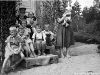 Image32  Lepolan (=Timon ja Ruusan vanhuudenpäivien koti) rappusilla takimmaisina Timo Huusko (8.5.1888 - 22.6.1981) ja vaimonsa Roosa (kutsumanimi Ruusa) Huusko (o.s. Syrjälä, 2.5.1889 - 20.3.1964). Oikealla heidän tyttärensä Kerttu Ilmonen (o.s. Huusko, s. 24.6.1928) sylissään nuorin lapsensa Kari Ilmonen (s. 19.2.1955) Timon sylissä Kertun poika Seppo Ilmonen (s. 12.4.1952). Edessä lapset oikealta Kertun pojat Teuvo (s. 22.11.1949) ja Aulis (s. 10.12.1947) Ilmonen, poikien serkut sisarukset Ritva (s. 16.7.1946) ja Pertti Rokkanen, äärimmäisenä vasemmalla Ritvan ja Pertin serkku (isän puolelta) Hannu