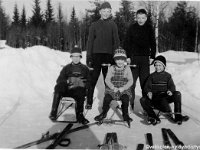 Image34  Takana vasemmalla Tapio Ahlgren (s. 22.2.1950), oikealla Teuvo Ilmonen (s. 22.11.1949), istumassa  Teuvon nuoremmat sisarukset potkukelkoissa vasemmalla Seppo (s. 12.4.1952) ja keskellä Pirkko (s. 11.9.1957) Ilmonen, rattikelkassa oikealla Kari Ilmonen (s. 19.2.1955)