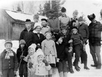 Image35  Pienviljelijäyhdistyksen hiihtokilpailut Männistollä.  Edessä vasemmalta Pirkko Ilmonen (s. 11.9.1957), Pauli Laine, siskokset Arja (s. 1958) ja Eija (s. 1959) Lehtinen, Paulin takana isoveljensä Kari Laine, Aila Salminen (valkoinen hattu ja kaulukset), Raija Laine (s. 1953), Hilkka Salminen (katsoo sivuun), Jaakko Vuorinen (s. 1939), Pirkon veli Teuvo Ilmonen (s. 22.11.1949), Eero Salonen (s. 1941), Antti Salminen, Pirkon ja Teuvon veli Kari Ilmonen (s. 19.2.1955), Matti Rossi (2.5.1912 - 5.8.1978), Pirkon, Teuvon ja Karin isoveli Aulis Ilmonen (s. 10.12.1947), Ailan sisko Antero Salminen eli Kyykkälän Antero (ei Imppilän Antero Salminen) Jorma Suominen ja Paavo Lehtinen (27.6.1904 - 26.7.1986) eli Pitkälän Paavo.