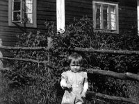 Image5  Aulis Ilmonen (s. 10.12.1947, tässä ikää 1v 7kk) seisoo pihalla ruohikossa aidan vierellä, talo takana on Auliksen isän lapsuuskoti Haikkala, jossa Auliskin asui ensimmäiset kaksi ja puoli vuotta.