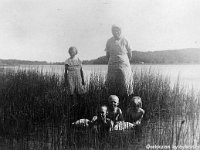 myllyjarvella  Takana seisovat vasemmalla Adele Yletyinen, oikealla Adelen veljen vaimo Maria Jokinen Huusko (o.s. Huusko), eli Soukan Maija), edessä Eino (kutsumanimi Poju) Ahervuo (Niilon ja Kertun serkun poika), ja Maijan veljen lapset Niilo Huusko (s. 14.12.1921) ja Kerttu Huusko (myöhemmin Ilmonen, s. 24.6.1928) rantaruovikossa Myllyjärvellä.
