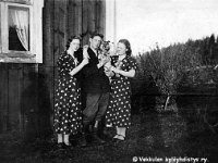 koivula(2)  Kaksoset Maire (vasemmalla) ja Martti Tähtinen(1.5.1918 - 31.1.1971) sekä Tekla Lindeman (oikealla)
