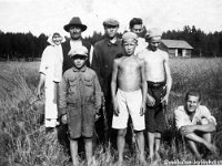 lamminmaki(108)  Olga (15.10.1876 - 6.3.1961, sirppi kädessä) ja Viljam  (6.11.1883 - 30.1.1951) Salonen kuusine poikineen viljan leikkuussa Rohjulassa