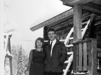 lamminmaki(118)  Kihlakuvassa lumisella pihalla Eeva Salonen (s. 1946) ja Väinö Niemelä