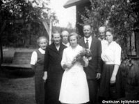 lamminmaki(13)  Eeva Salosen ripillepääsypäivänä pihalla Katteluksen Eeva ja Ilmari Juokslahdelta, Helmi (o.s. Johansson, 11.2.1907 - 7.3.1985), Ilmari (26.4.1907 - 1.1.1970), Anna-Liisa (myöhemmin Lindeman, s. 1944) ja Eeva Salonen (myöhemmin Niemelä, s. 1946).