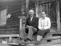 lamminmaki(17)  Killilän vanhukset aviopari Timo Huusko (8.5.1888 - 22.6.1981) ja Roosa (kutsumanimi Ruusa) Huusko (o.s. Syrjälä, 2.5.1889 - 20.3.1964) istuvat kotinsa Killilän vanhan talon (purettu n. 1962) portailla.
