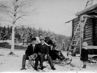 lamminmaki(18)  Ilmari Salonen (26.4.1907 - 1.1.1970), Erkki Vuorinen ja kolme tunnistamatonta istuvat kelkkojen päällä Lamminmäen pihassa,