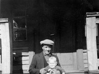 lamminmaki(20)  Jahvet Salonen istuu portailla sylissään (pojanpoikansa) Eero Salonen (s. 1941)