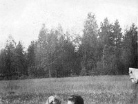 lamminmaki(45)  Helmi (o.s. Johansson,11.2.1907 - 7.3.1985) ja Ilmari (26.4.1907 - 1.1.1970) Salonen istuvat riippumatossa