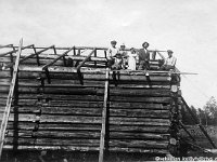lamminmaki(7)  Killilän riihen teossa rakenteilla olevalla katolla vasemmalta isännän sisarenpoika Hannes (kutsumanimi Hanne) Salonen (11.7.1902 - 18.5.1936), isännän siskontyttären poika Eino (kutsumanimi poju) Ahervuo, isännän langon sisko Adele Yletyinen, isäntä Timo Huusko (8.5.1888 - 22.6.1981) ja poikansa Timo Herman Huusko (5.5.1912 - 22.7.1997). Edessä Timon nuorempia lapsia Niilo Huusko (s. 14.12.1921) ja pienimpänä Kerttu Huusko (myöhemmin Ilmonen, s. 24.6.1928)