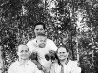 lamminmaki(77)  Takana Maija Salonen ja poikansa Esko Salonen, Vasemmalla Selma Huusko ja oikealla Selman sisar, Maijan äiti (vai anoppi?) Olga Salonen (o.s. Huusko, 15.10.1876 - 6.3.1961)