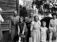 lamminmaki(8)  Arvi, Ilmari (26.4.1907 - 1.1.1970), Eeva (myöhemmin Niemelä, s. 1946), Eero (s. 1941) ja Helmi (o.s. Johansson, 11.2.1907 - 7.3.1985) Salonen, Erja, Marja-Leena ja Elsa Hilperi sekä ajokoira Toni ja kissa Vili rakennuksen nurkalla.